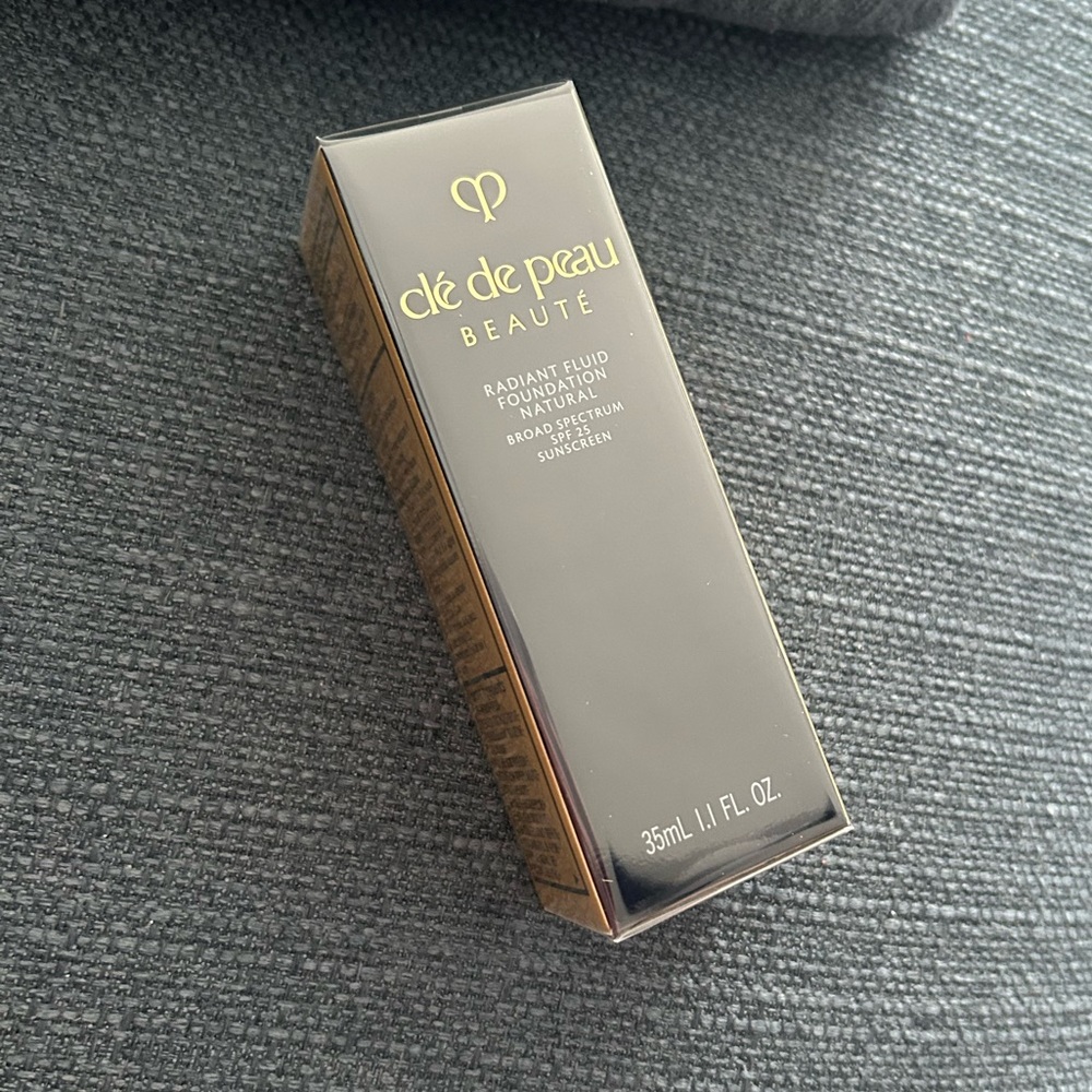 Clé de Peau Beauté $148 Radiant Fluid Foundation Natural SPF 25 Light Beige B10 - Picture 4 of 4